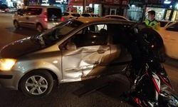 Otomobile çarpan motosikletin sürücüsü yaralandı