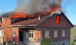 Evin çatısında çıkan yangın korkuttu