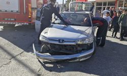 Hafif ticari araç ile otomobil çarpıştı: 2 yaralı