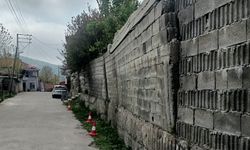 Mahalleli endişeli: Yıkılma tehlikesi olan istinat duvarı tehlike saçıyor