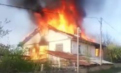 Alevlere teslim olan müstakil ev tamamen yandı