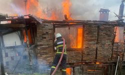Korkutan yangın: 2 ahşap ev küle döndü