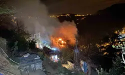 3 katlı evde yangın çıktı: 3 kişi hastaneye kaldırıldı