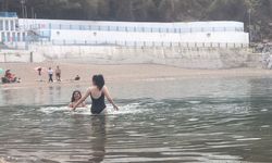 Sıcaklık 28 dereceye çıktı: Zonguldaklılar Kapuz'da denize girdi