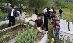 Üniversite öğrencileri mezar temizliği yaptı