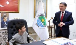 Başkan Tahsin Erdem koltuğunu 4. sınıf öğrencisi Osman Tunç Şehit’e devretti