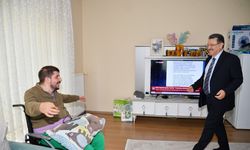 Başkan Ahmet Metin Genç, engelli gencin çay davetini kırmadı