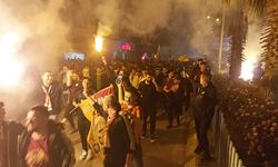 Galatasaray taraftarları şampiyonluğu meşalelerle kutladı