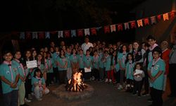 Çocuklar kamp ateşini yaktı