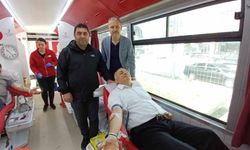 Görme engelli eski milletvekili Lokman Ayva, kan bağışı yaparak çağrı yaptı