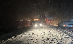 Kar etkili oldu; Araçlar yolda mahsur kaldı