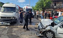 Otomobil ile minibüs kafa kafaya çarpıştı: 4 yaralı