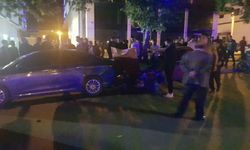 Park halindeki araçlara çarpan otomobilin sürücüsü yaralandı