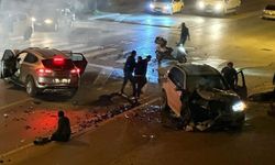 Korkutan kaza: Kafa kafaya çarpışan SUV araç alev aldı