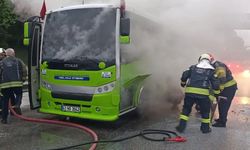 Özel halk otobüsünden yükselen dumanlar korkuya sebep oldu