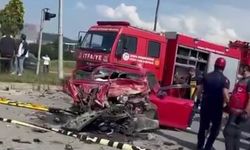 Hafriyat kamyonuyla çarpışan otomobil kağıt gibi ezildi: 2 ölü