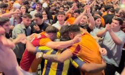 Şampiyonluk kutlamalarında rakip taraftarlar karşılıklı oynadı