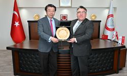 Tokyo Üniversitesi'nden Prof. Dr. Masahiro Yamamoto, Rektör İsmail Hakkı Özölçer'i ziyaret etti