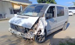 Servis midibüsü ile panelvan araç çarpıştı: 3 yaralı