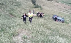 Trafik polisi, kazadan yaralı kurtulan genç kızın elini tutarak ambulansa götürdü