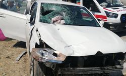 Otomobil yol kenarında meyve satan esnafa çarptı: 1 ölü, 2 yaralı