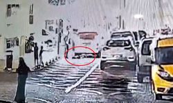 Sürücüsünün geri manevra yaptığı minibüsün altında kalan Mehmet Akif yaralandı