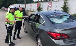 Polisten bayram yolcularına “simülasyon aracıyla” kemer uyarısı