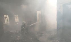 Salamura yapımı için yakılan ateşin sıçradığı ev yandı