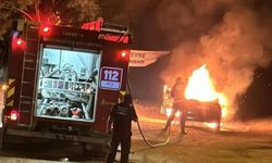 Benzin kaçağı sebebiyle park halindeki otomobil alev alev yandı