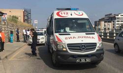 Araca çarpmamak için ani fren yaptı, başı cama çarpan 2 yolcu yaralandı