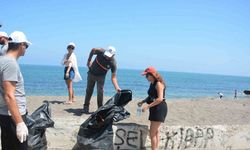 Çevreciler sahili temizledi