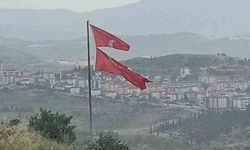 Fırtınada Türk bayrağı yırtıldı