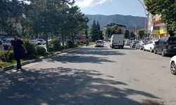 Yolun karşısına geçerken minibüsün çarptığı yaşlı adam ağır yaralandı