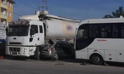 Midibüs ve kamyonun arasında otomobil kağıt gibi ezildi: 1 yaralı