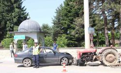 Otomobil ile traktör kafa kafaya çarpıştı: 1 yaralı