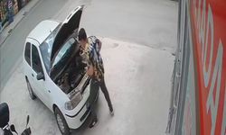 Otomobilin motoruna giren yılan teker sökülerek çıkarıldı