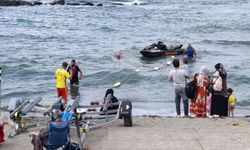 Rüzgar ve dalga denize girişlere yasak getirdi: Bir kişi boğulmaktan son anda kurtarıldı