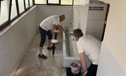 Cami tuvaletlerinin kirliliğine dikkat çekmek için tuvaletleri temizlediler