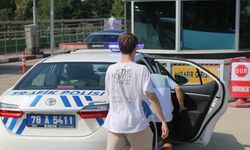 Yanlış okula gelen 2 öğrencinin yardımına polis yetişti