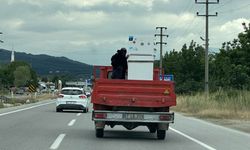 Kamyonet kasasında tehlikeli yolculuk