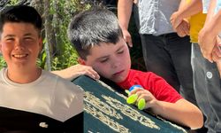 Elinde oyuncağı, ağabeyinin tabutunun başında gözyaşı döktü