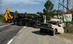 Dondurma yüklü kamyon kavşaktan dönen otomobile çarptı: 1 yaralı