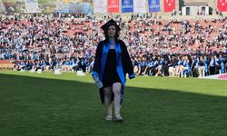 Üniversiteden 42 yaşındaki kadın öğrenci birincilikle mezun oldu
