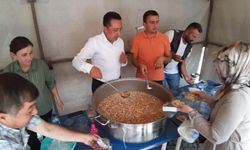Yüzlerce kişiye aşure dağıtıldı