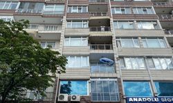 4'üncü kattaki evinin balkonunda atlamaya kalkışan kadını ekipler ikna etti