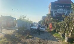 Durak ile trafik levhasına çarpan otomobilin sürücüsü öldü; Kimliği otopsi ile belli olacak