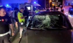 Sürücüsü ehliyetsiz otomobil, motosiklete çarptı: 2 yaralı