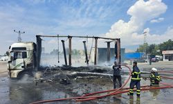 Kaynak yapılırken yangın çıkan mobilya malzemesi yüklü TIR, kullanılamaz hale geldi