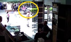 Motosikletli kuryenin yayaya çarptığı kaza kamerada
