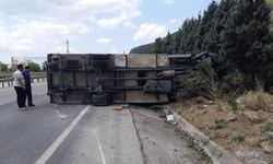 Sürücüsünün uyuduğu iddia edilen kamyon devrildi